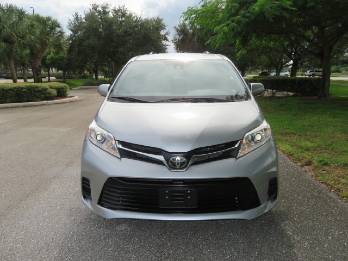 2018 Silver /Gray Toyota Sienna LE 8-Passenger (5TDKZ3DC7JS) with an 3.5L V6 EFI DOHC 24V engine, 8A transmission, located at 4301 Oak Circle #19, Boca Raton, FL, 33431, (954) 561-2499, 26.388472, -80.084045 - ? 2018 TOYOTA SIENNA POWER SIDE-ENTRY WHEELCHAIR VAN — IMMACULATE! ?? Looking for a clean, reliable Toyota Sienna handicap wheelchair van? This one deserves a serious look! ? 2018 Toyota Sienna ? Power Side-Entry Wheelchair Conversion ? Immaculate Condition Inside & Out ? Clean Carfax ? Clea- Photo#17