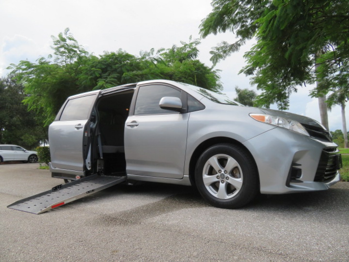 2018 Silver /Gray Toyota Sienna LE 8-Passenger (5TDKZ3DC7JS) with an 3.5L V6 EFI DOHC 24V engine, 8A transmission, located at 4301 Oak Circle #19, Boca Raton, FL, 33431, (954) 561-2499, 26.388472, -80.084045 - ? 2018 TOYOTA SIENNA POWER SIDE-ENTRY WHEELCHAIR VAN — IMMACULATE! ?? Looking for a clean, reliable Toyota Sienna handicap wheelchair van? This one deserves a serious look! ? 2018 Toyota Sienna ? Power Side-Entry Wheelchair Conversion ? Immaculate Condition Inside & Out ? Clean Carfax ? Clea- Photo#2