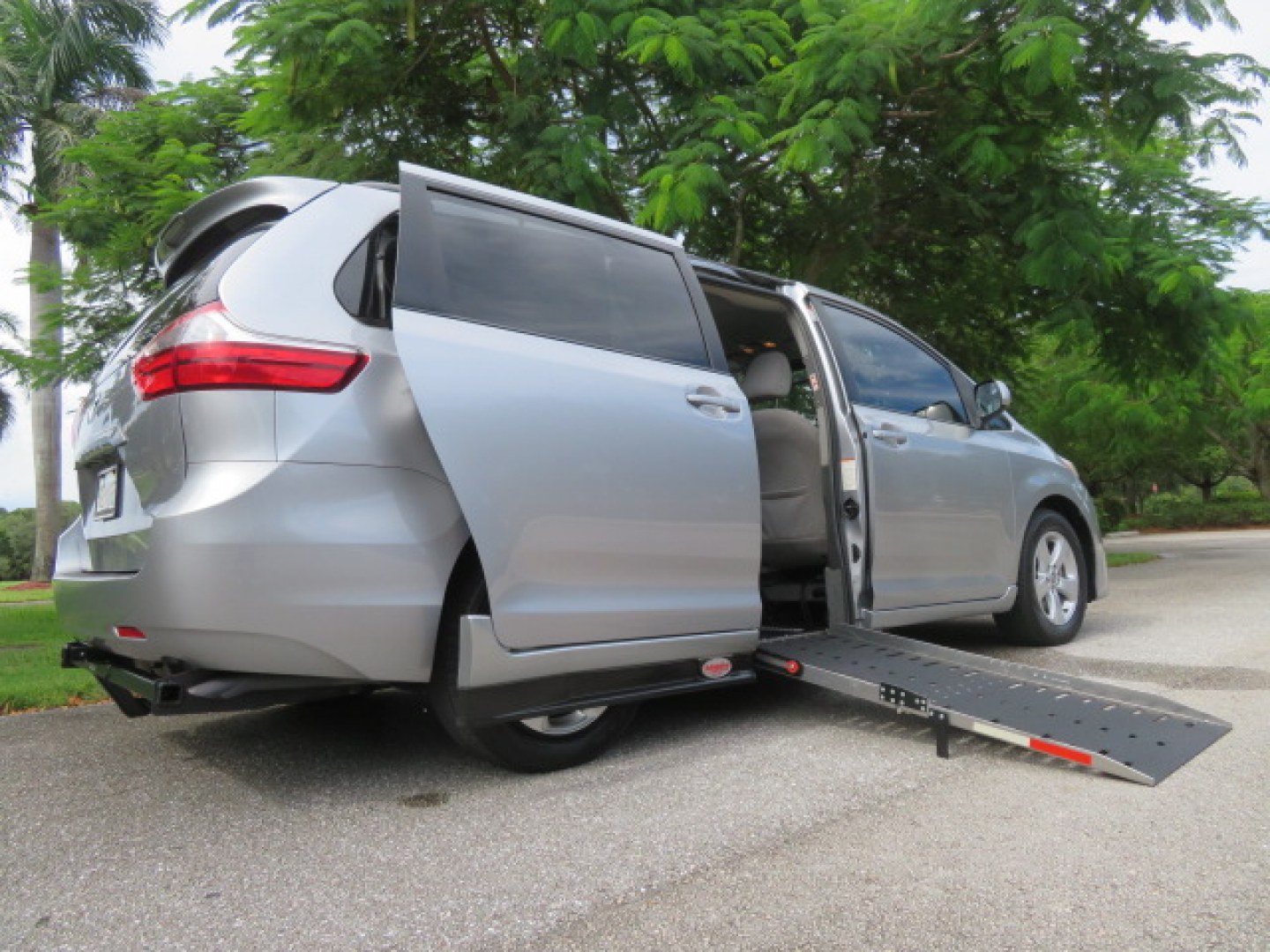 2018 Silver /Gray Toyota Sienna LE 8-Passenger (5TDKZ3DC7JS) with an 3.5L V6 EFI DOHC 24V engine, 8A transmission, located at 4301 Oak Circle #19, Boca Raton, FL, 33431, (954) 561-2499, 26.388472, -80.084045 - ? 2018 TOYOTA SIENNA POWER SIDE-ENTRY WHEELCHAIR VAN — IMMACULATE! ?? Looking for a clean, reliable Toyota Sienna handicap wheelchair van? This one deserves a serious look! ? 2018 Toyota Sienna ? Power Side-Entry Wheelchair Conversion ? Immaculate Condition Inside & Out ? Clean Carfax ? Clea- Photo#3